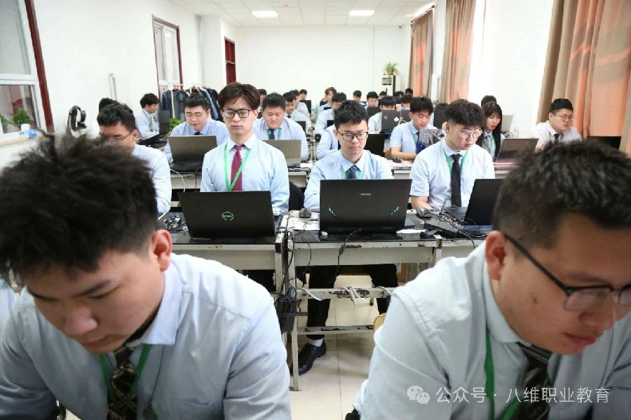 八维职业学校解锁人工智能领域无限潜能孕育未来科技精英