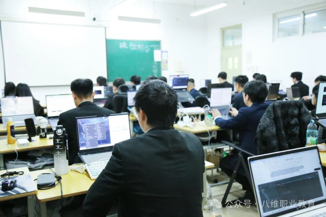 八维职业学校鸿蒙技术先锋的摇篮打造数字技术新精英人才