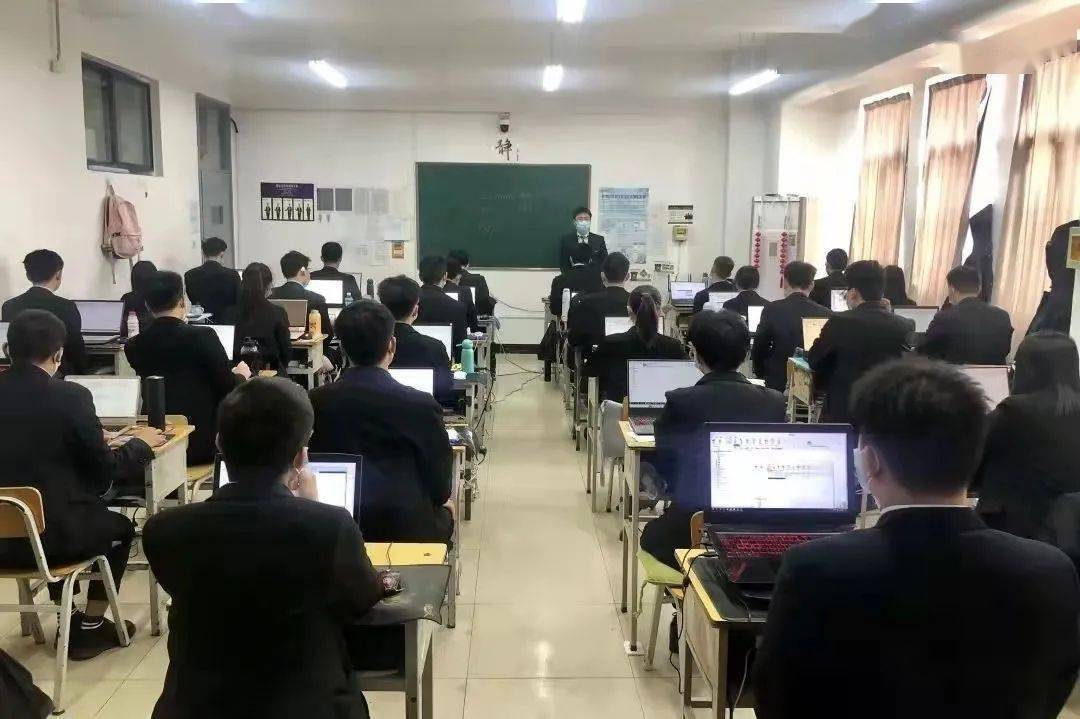 ”八维教育培训学校”/