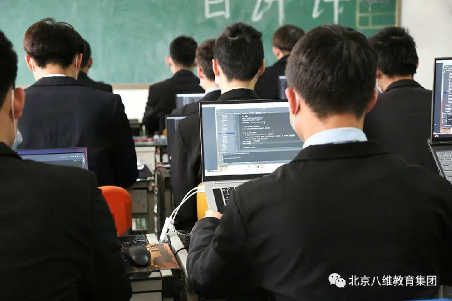 八维教育教学管理三个标准化保障学生们的学习质量