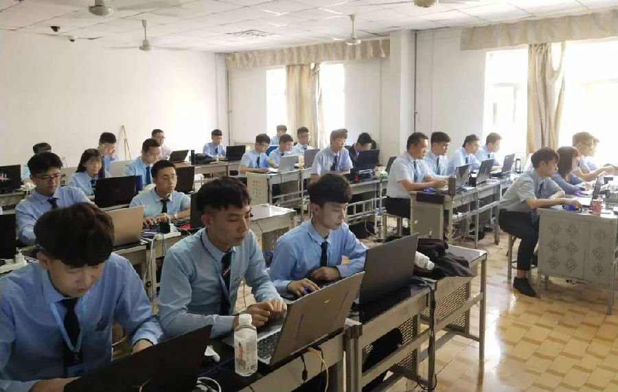 八维学校前沿IT技术培训强增进学子职场高端就业