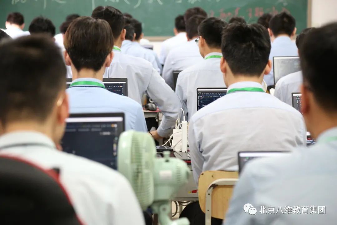 八维教育赋能学子职业生涯助你成为数字化时代领军人才