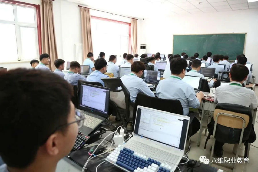 八维职业学校web前端开发工程师课程培训