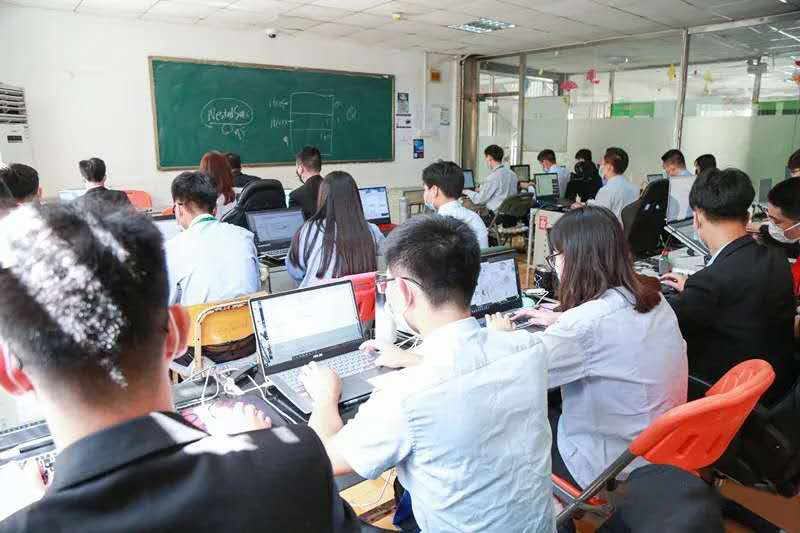 八维职业学校开启全新学习体验解锁高端数字化人才转型之路