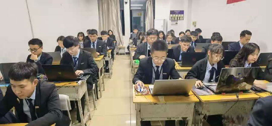 女生学习数据分析后就业前景常见的相关问题