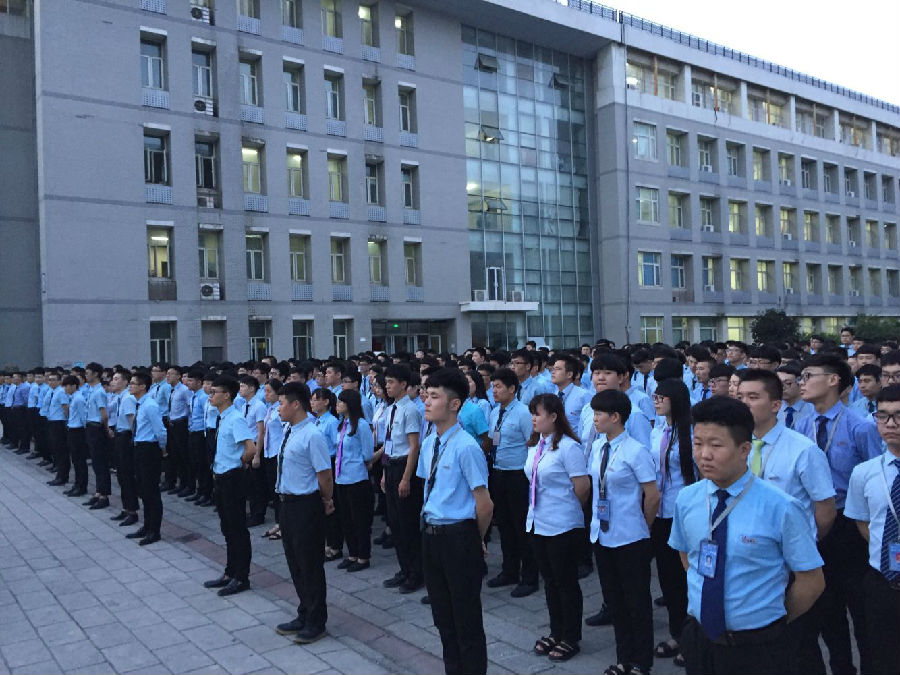 江苏宿迁八维教育职业学校网络直播编织未来之网启航职业新篇章