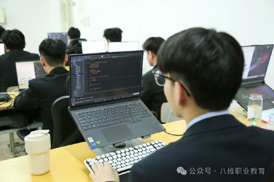 八维职业学校关注人工智能发展新趋势探索升学新路径