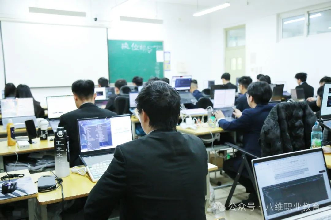 八维职业学校数字技术浪潮中的领航者开启智慧未来之门