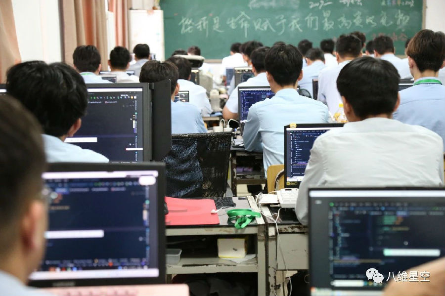 江苏宿迁八维学校深耕云计算领域解锁科技新未来
