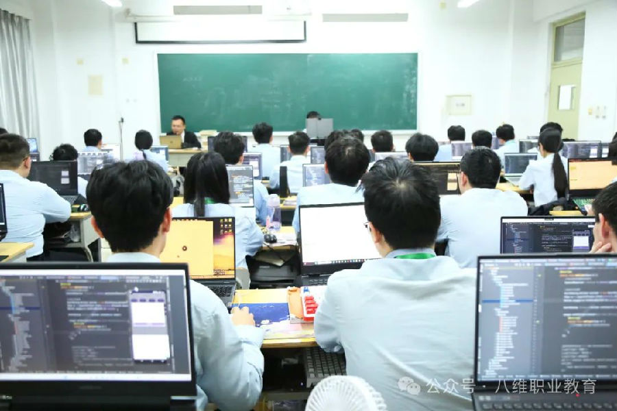 江苏宿迁八维学校深耕云计算领域解锁科技新未来