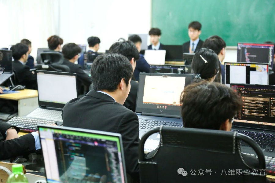江苏宿迁八维学校领航人工智能教育铸就未来科技精英