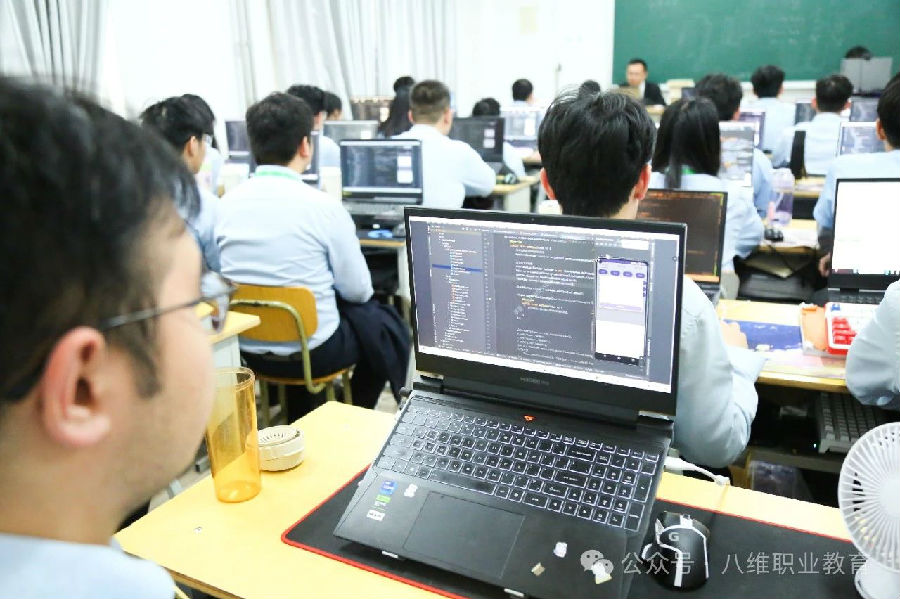 江苏宿迁八维学校领航人工智能教育铸就未来科技精英