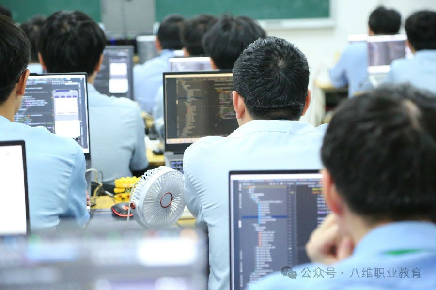 江苏宿迁八维教育领航人工智能教育铸就科技精英摇篮