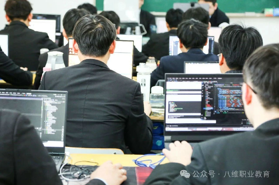 八维职业学校锻造数字时代精英引领数字人才新风尚