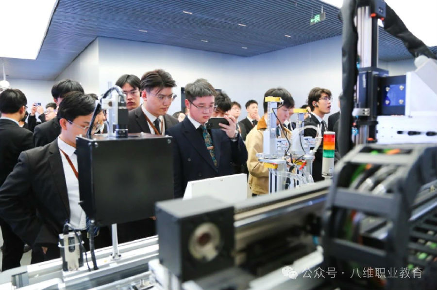 八维职业学校解锁人工智能黄金赛道铸就未来科技精英