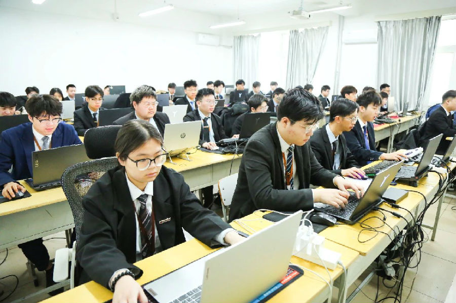 八维职业学校点燃人工智能梦想铸就未来辉煌之路
