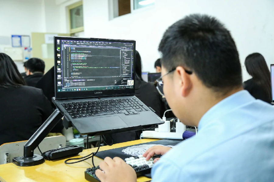 八维职业学校点燃人工智能梦想铸就未来辉煌之路
