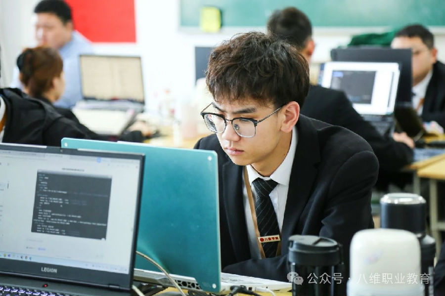 八维职业学校点燃人工智能梦想铸就未来辉煌之路