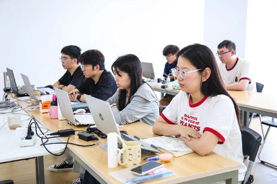 八维职业学校大学生短期精英班开启职场高速通道