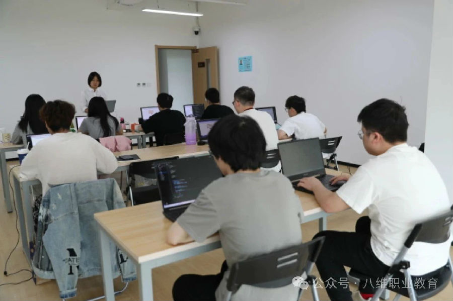 八维职业学校解锁数字技术新领域铸就未来IT精英的辉煌之路