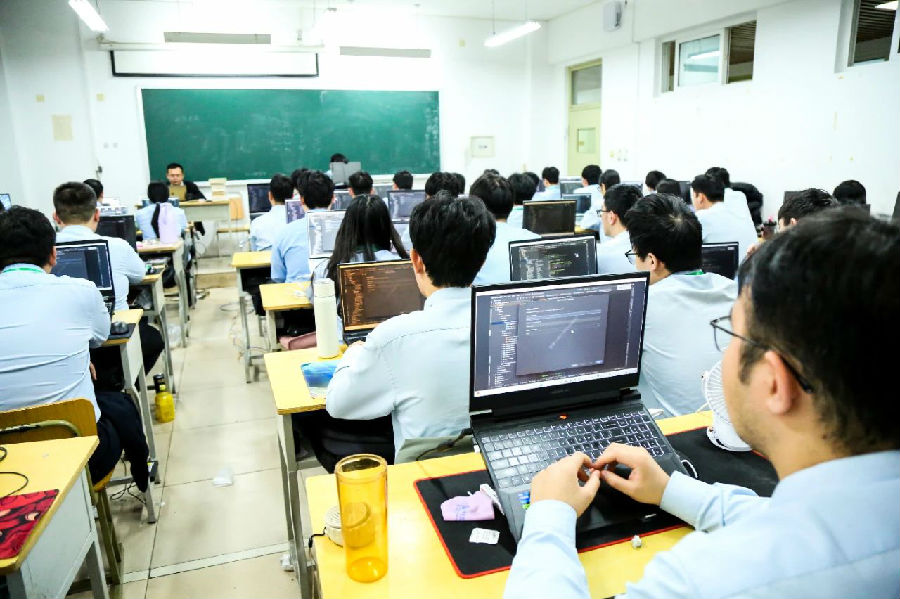 八维职业学校打造学子们就业启航站引领你走向成功