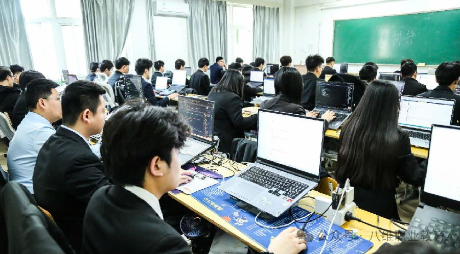 八维职业学校数字浪潮下的育才先锋培育未来科技领航者