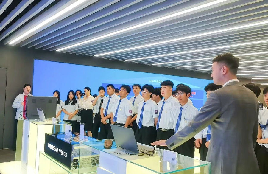 八维职业学校解锁未来科技新密码塑造人工智能精英人才的孵化地