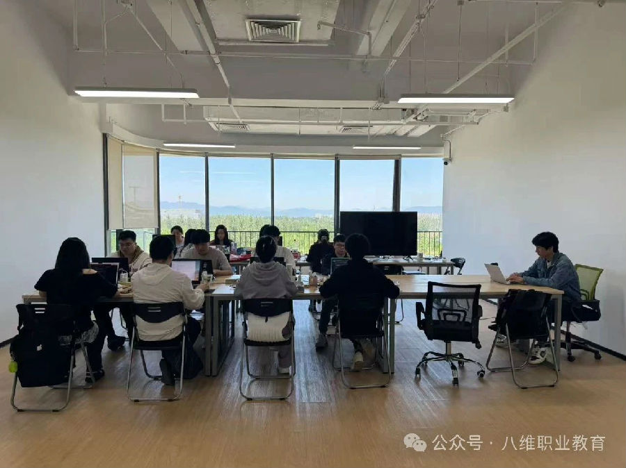 八维职业学校国际新媒体最近就业喜报来袭