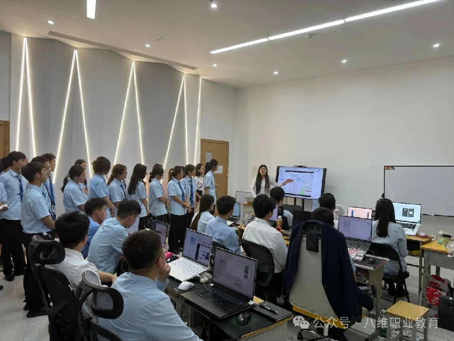 八维职业学校洞悉未来智慧炫酷舞台点燃未来虚拟技能新纪元