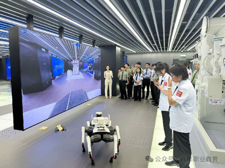 八维职业学校洞悉未来智慧炫酷舞台点燃未来虚拟技能新纪元