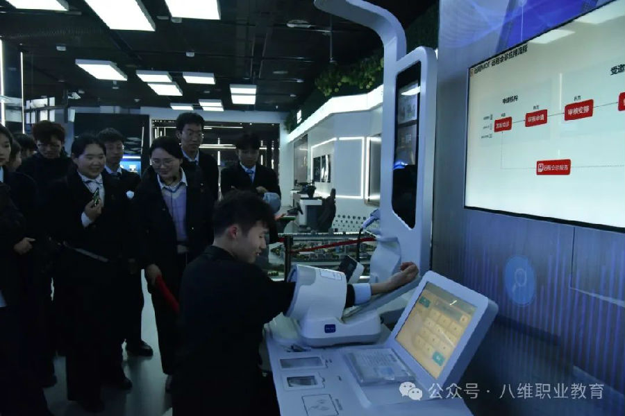 八维职业学校开启智慧未来人工智能领域引领未来科技潮流