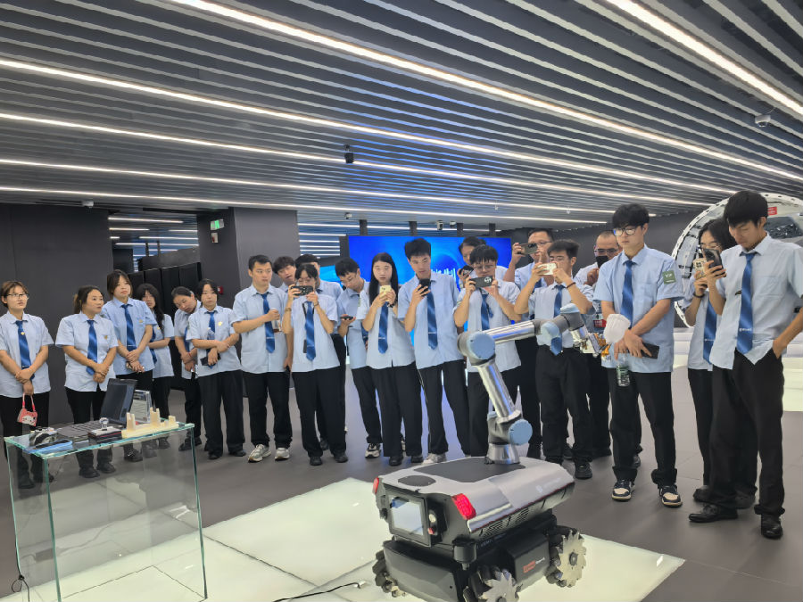 八维职业学校AI新纪元风潮领航者智启未来智能辉煌篇章的超级匠人
