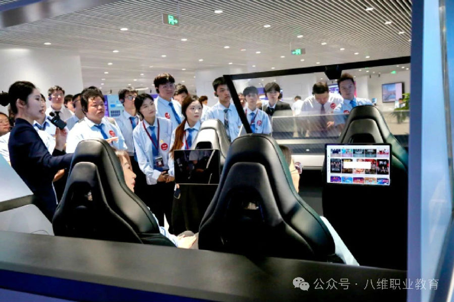 八维职业学校探索人工智能领域新篇章铸就科技精英的璀璨舞台