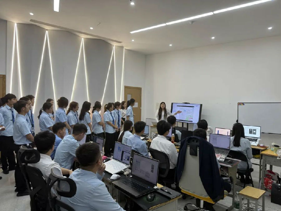 八维职业学校职业教育领域新航标引领学子重铸数字技能开启未来无限可能