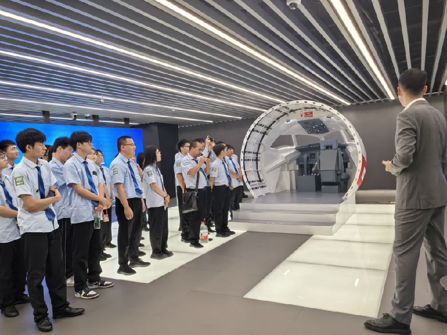 八维职业学校引领未来科技新风尚开启人工智能职梦新征程