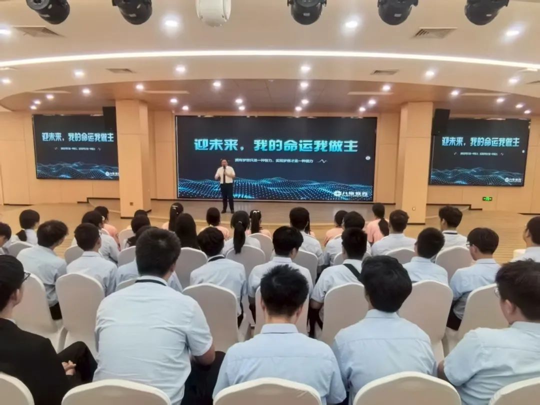 八维职业学校高奏凯歌就业捷报如期而至