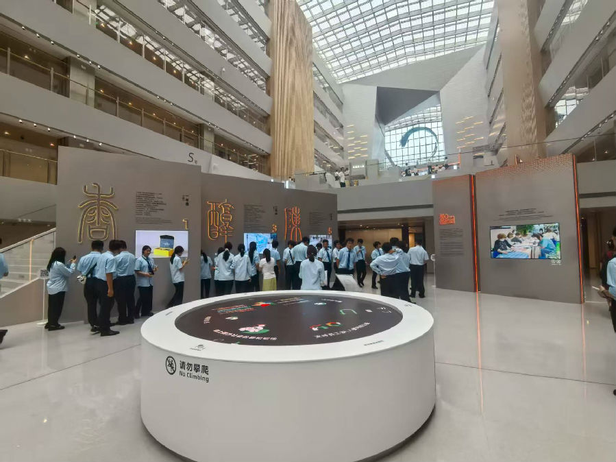 八维职业学校聚焦于人工智能领域就业新征程铸就技术精英梦