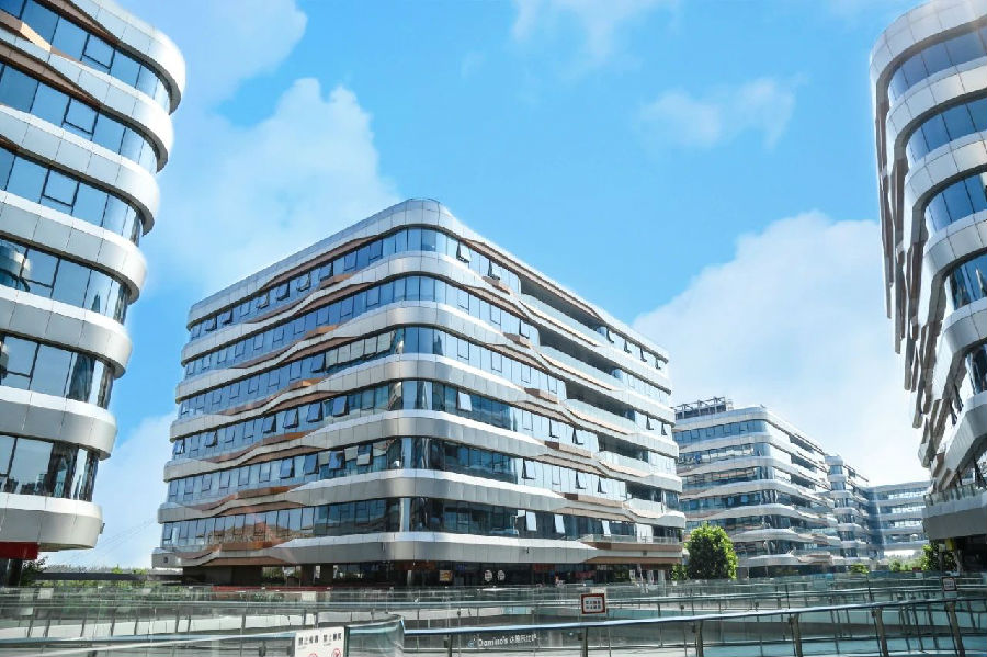 八维职业学校校企直播赋能项目真项目进课助学子毕业领跑职场