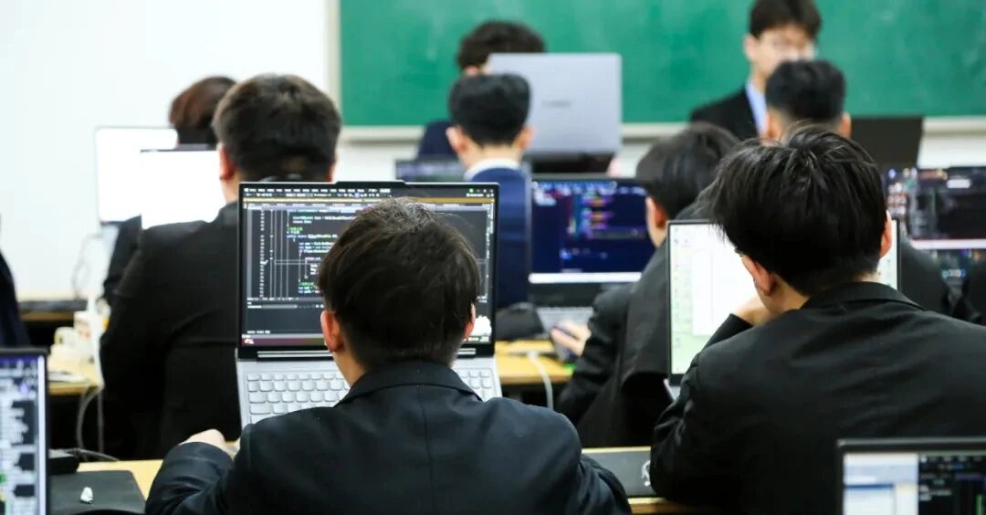 八维职业学校编织未来科技梦幻网开启鸿蒙系统开发精英之旅