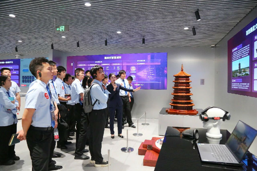 八维教育布局AI智能人才技能培养密码打通名企就业快车通道