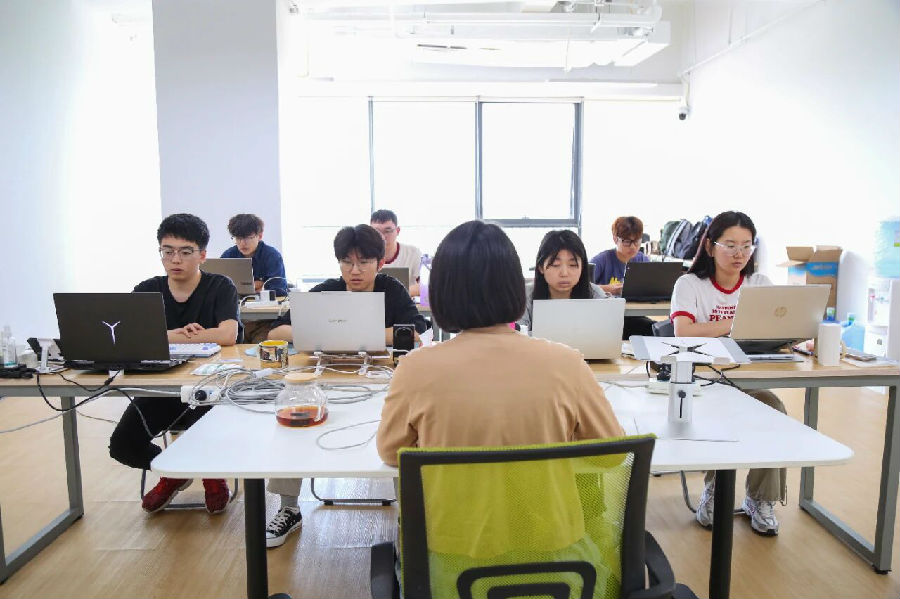 八维教育重塑数字技能教育打造数字时代的技术精英培养基地