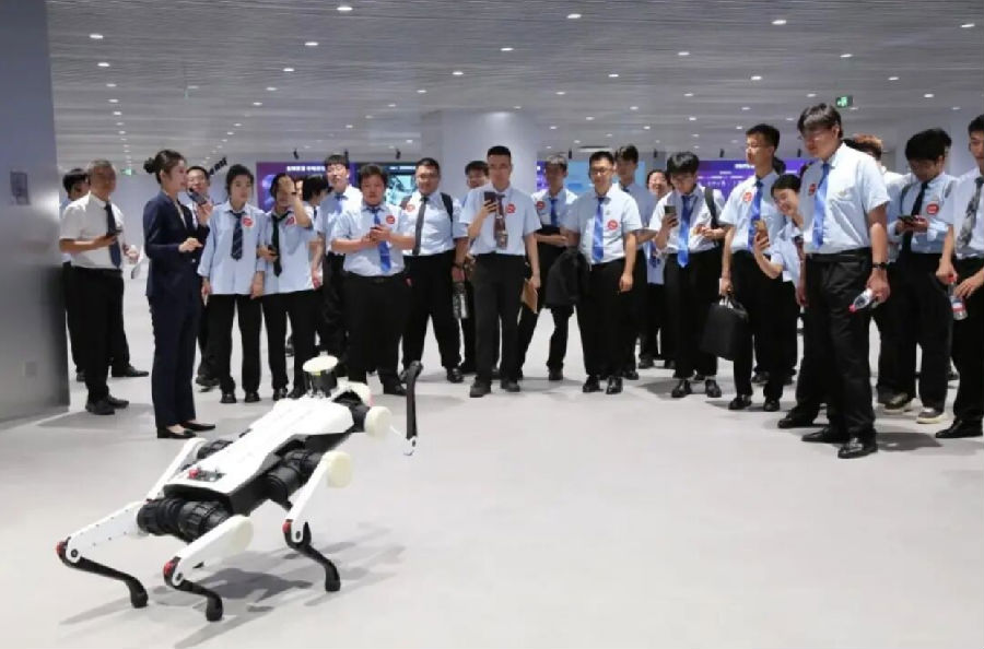 八维职业学校解码未来十年的人工智能技术风口助力学子抢占未来科技赛道的入场券