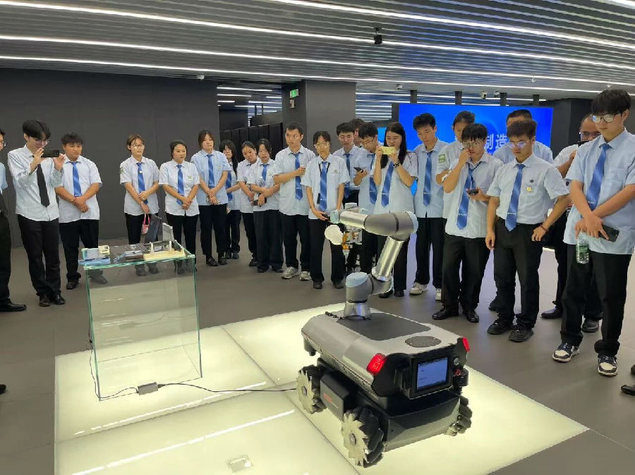 八维职业学校解码未来十年的人工智能技术风口助力学子抢占未来科技赛道的入场券