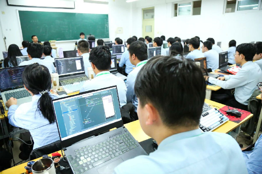 八维职业学校助您的孩子领跑未来成就高优质IT精英梦想