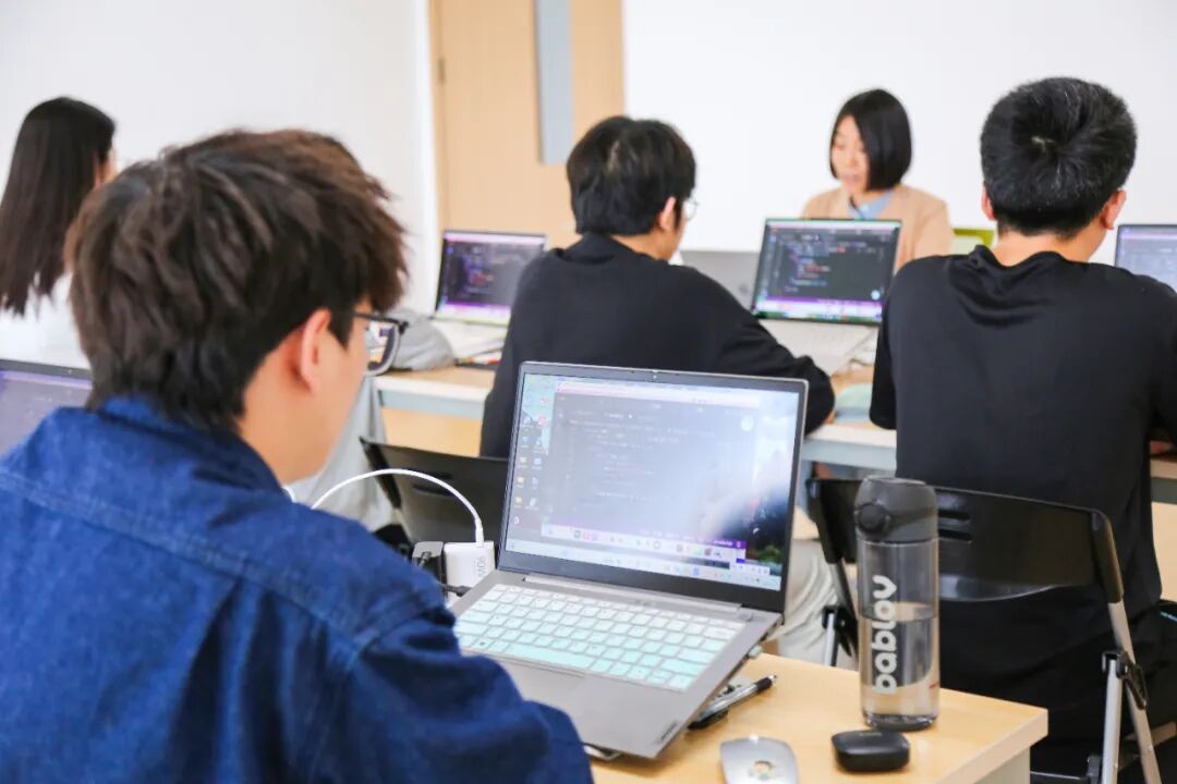 本科生回炉八维职业学校抢占高薪赛道