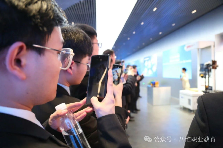 八维职业学校锚定新质生产力赛道让孩子手握优质就业通行证