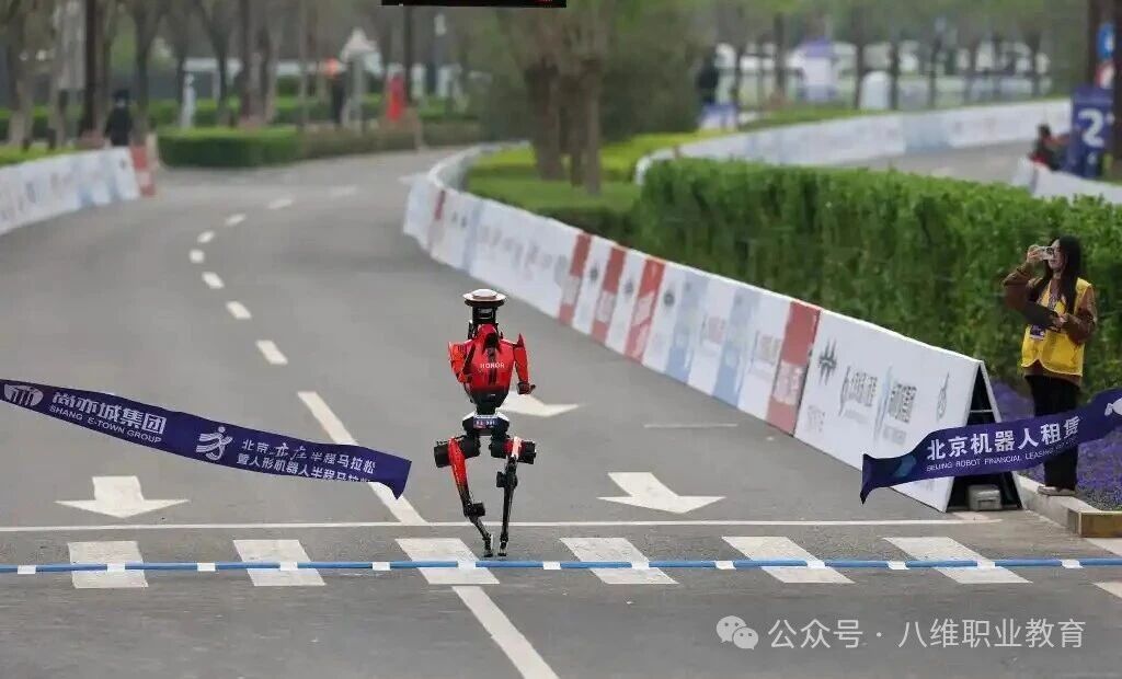 八维职业学校AI+机器人双赛道加持打造未来科技精英的黄金起跑线