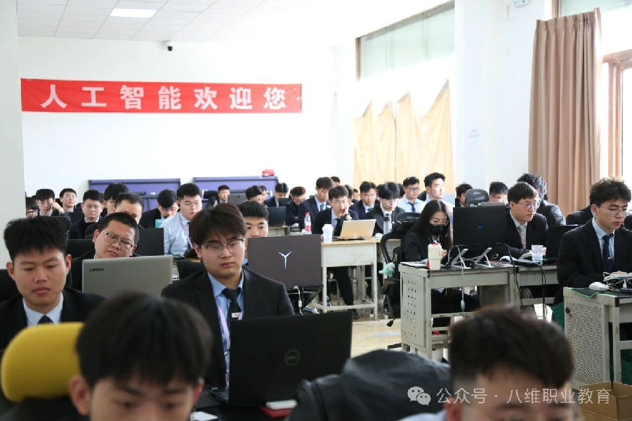 八维职业学校助普通学子解锁年薪百万的黄金入场券