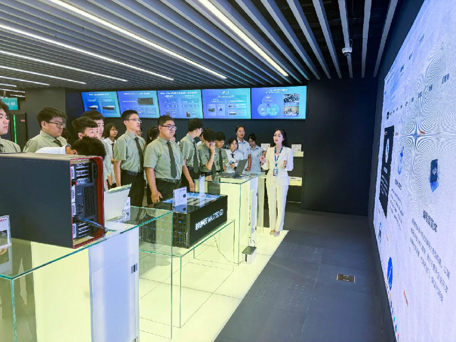 八维职业学校解锁未来职场数据密码成就职业梦想的黄金赛道