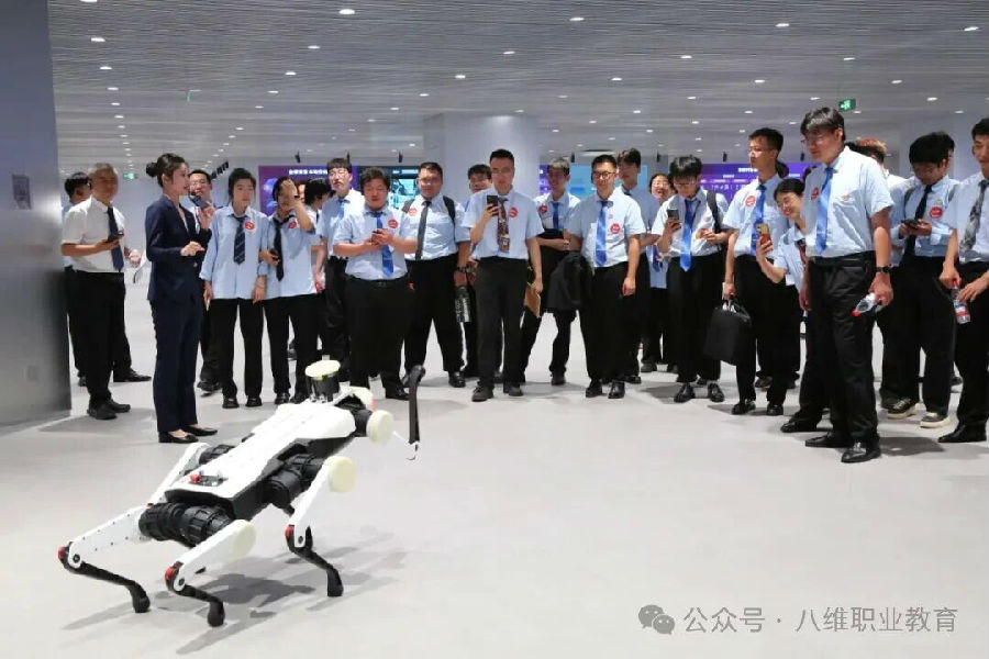 八维职业学校用“人工智能+”赋能下一代核心竞争力，让孩子赢在未来的起跑线
